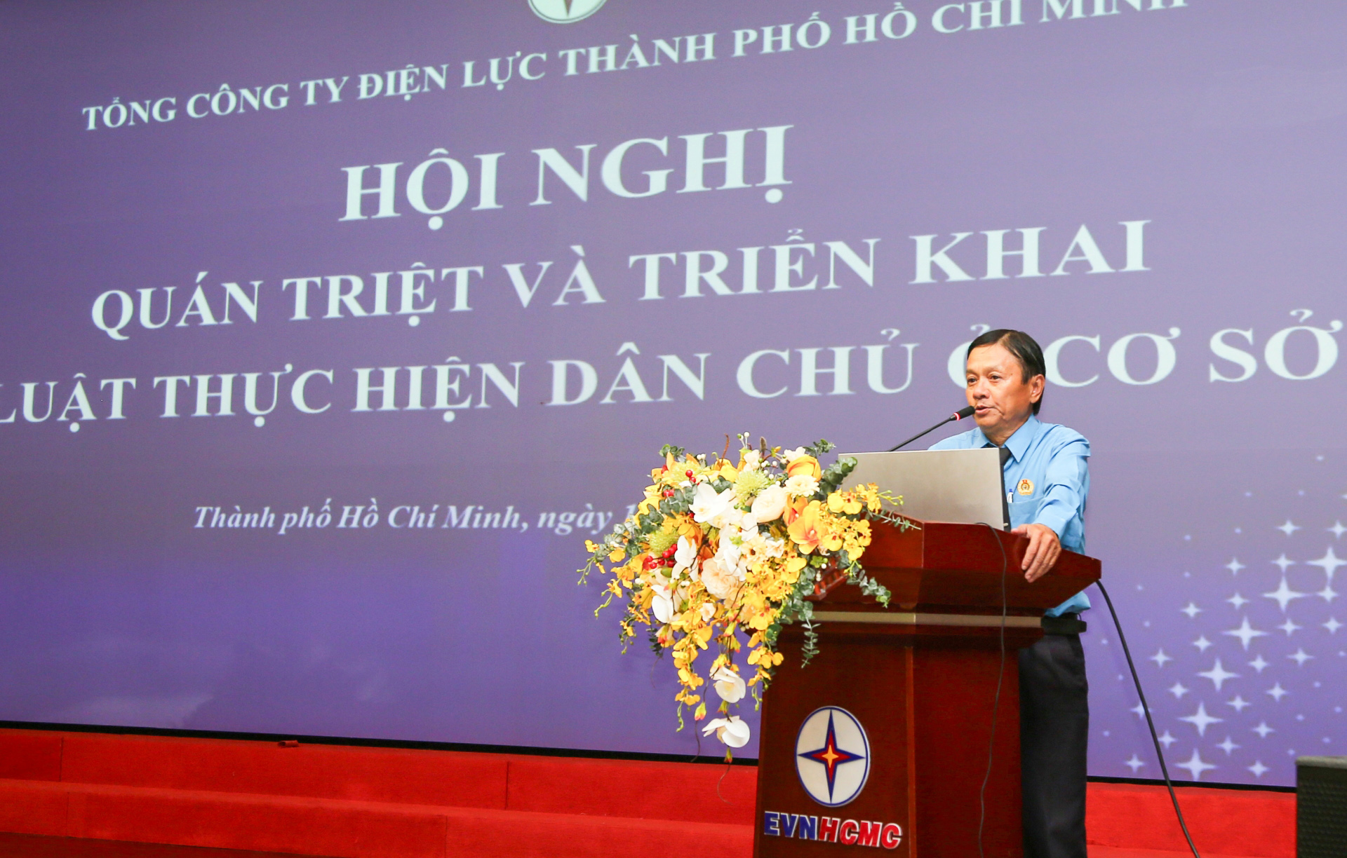 Luật gia Trần Văn Triều – Giám đốc Trung tâm Tư vấn pháp luật thuộc Liên đoàn Lao động TP. Hồ Chí Minh phổ biến Luật Thực hiện dân chủ ở cơ sở năm 2022 tại hội nghị.
